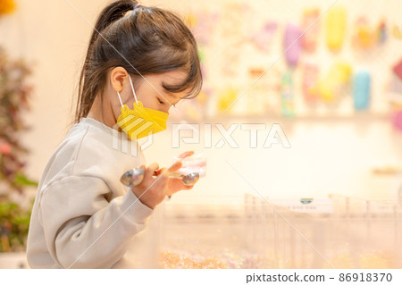 child girl science experiment lifestyle 86918370