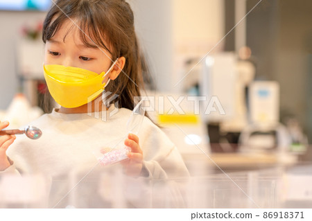 child girl science experiment lifestyle child girl science experiment lifestyle 86918371
