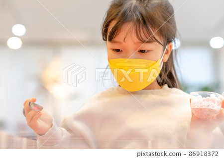 兒童女孩科學實驗生活方式 兒童女孩科學實驗生活方式 86918372