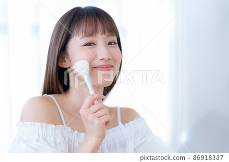 Young woman to make up 86918387