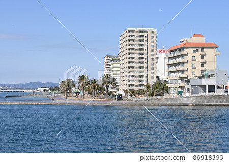 從東邊眺望弁天島海濱公園 從東邊眺望弁天島海濱公園 86918393