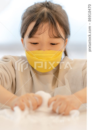 child girl science experiment lifestyle child girl science experiment lifestyle 86918470