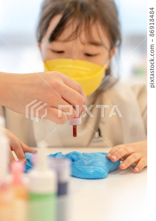 child girl science experiment lifestyle child girl science experiment lifestyle 86918484