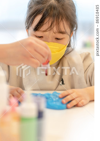 child girl science experiment lifestyle child girl science experiment lifestyle 86918485