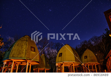 露營地 夜星閃耀的天空 背景素材千葉縣君津市清和縣森林小屋村 86918489