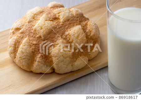 Melon bread (white board, up) Melon bread (white board, up) 86918617