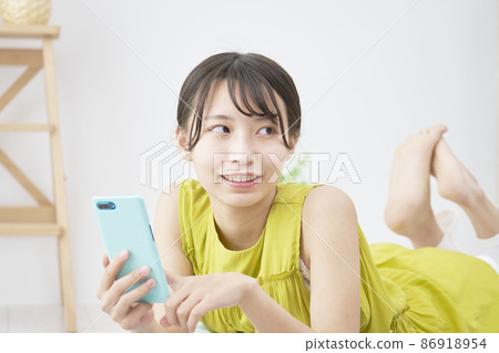 女性智能手機客廳 86918954