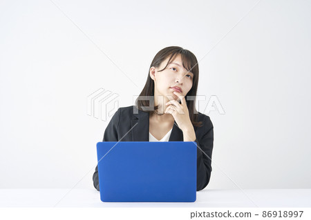Business woman PC worried office 86918997