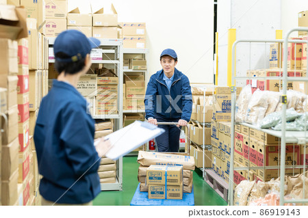 Driver staff working in the warehouse 86919143