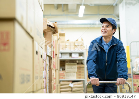 在倉庫工作的男司機 86919147