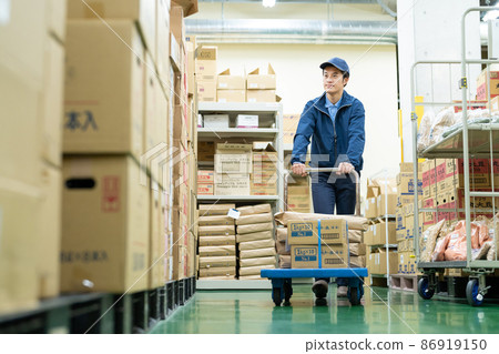 在倉庫工作的男司機 86919150