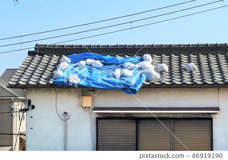 颱風損壞的屋頂 86919190