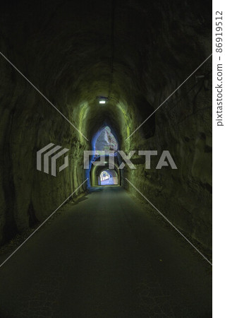 Two-story tunnel in Yoro Valley 86919512