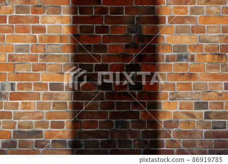 磚背景。一種磚牆材料，可以輕鬆地將字母放置在被陰影變黑的區域。 86919785