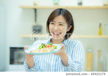 Woman in the kitchen 86920179
