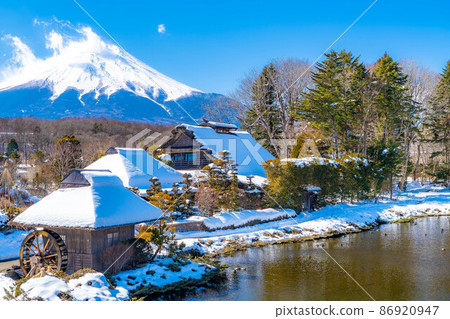 冬天的忍野八海[山梨縣] 86920947