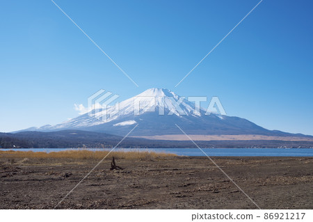 冬季雪山中山中湖和富士山的美景 冬季雪山中山中湖和富士山的美景 86921217