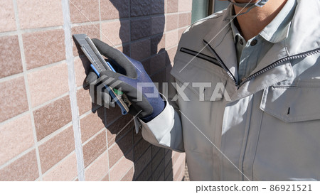 Deterioration of outer wall joints | Removed with a utility knife / image 86921521