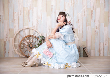 一個女人坐在洛麗塔時尚角色扮演 一個女人坐在洛麗塔時尚角色扮演 86922126