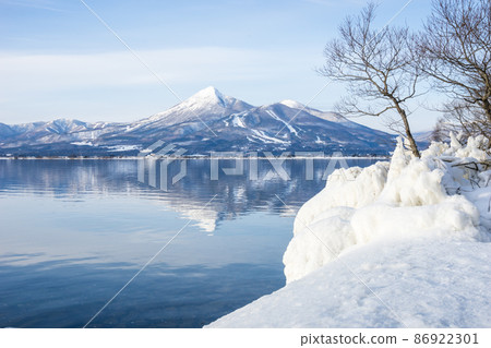 Splash ice that appears on the shores of Lake Inawashiro in the midwinter 86922301