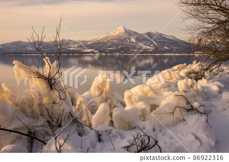 Splash ice that appears on the shores of Lake Inawashiro in the midwinter 86922316