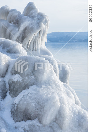 Splash ice that appears on the shores of Lake Inawashiro in the midwinter 86922323