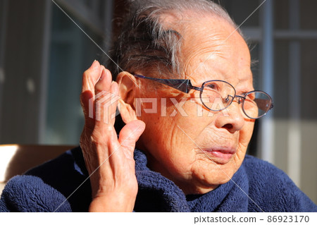 Seniors with hearing loss, deaf, hearing impaired 86923170