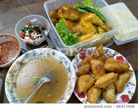 Malaysian traditional Malay cuisine is on display for sale at roadside stalls. Rich in spices and recipes from local ingredients. Customers are free to choose what they like Malaysian traditional Malay cuisine is on display for sale at roadside stalls. Rich in spices and recipes from local ingredients. Customers are free to choose what they like 86923806
