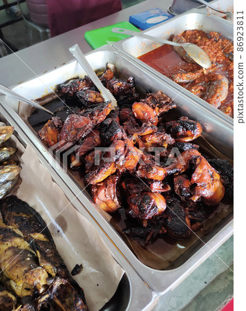 Malaysian traditional Malay cuisine is on display for sale at roadside stalls. Rich in spices and recipes from local ingredients. Customers are free to choose what they like Malaysian traditional Malay cuisine is on display for sale at roadside stalls. Rich in spices and recipes from local ingredients. Customers are free to choose what they like 86923811
