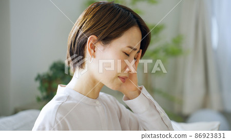 頭痛 / 感冒 / 健康 / 保健 / 抑鬱症 / 中年女性 頭痛 / 感冒 / 健康 / 保健 / 抑鬱症 / 中年女性 86923831