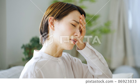頭痛 / 感冒 / 健康 / 保健 / 抑鬱症 / 中年女性 頭痛 / 感冒 / 健康 / 保健 / 抑鬱症 / 中年女性 86923833
