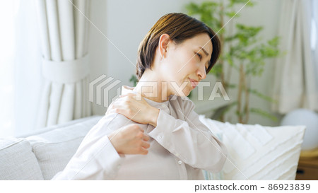 肩膀僵硬,疲勞,壓力,健康,保健,中年婦女 肩膀僵硬,疲勞,壓力,健康,保健,中年婦女 86923839