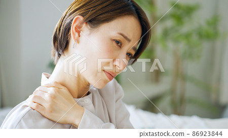 Stiff shoulders, fatigue, stress, health, health care, middle women 86923844