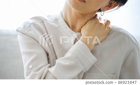 Stiff shoulders, fatigue, stress, health, health care, middle women 86923847