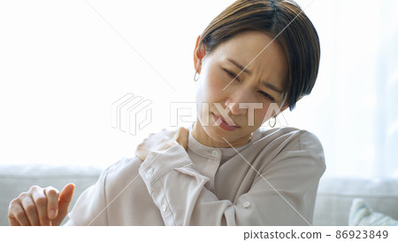 肩膀僵硬,疲勞,壓力,健康,保健,中年婦女 肩膀僵硬,疲勞,壓力,健康,保健,中年婦女 86923849