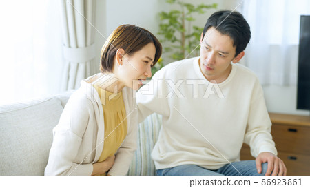 已婚夫婦，夫婦，身體狀況不佳，腹痛 86923861