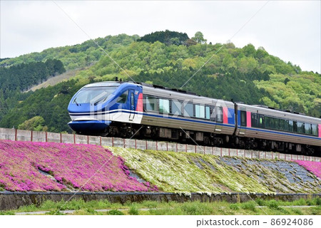 Around the time when the moss phlox blooms, a high-standard line, a train that goes to the Chizu Express 86924086