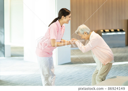 Caregiver Senior Care Facility Photographing Cooperation: LINK FOREST 86924149