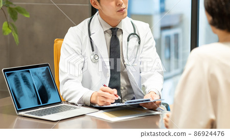 Young doctor and patient woman to be examined Photographing cooperation: WEEK Shibadaimon (Sun Frontier Fudousan) 86924476