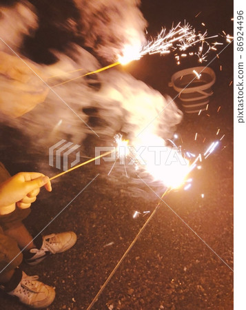 手持煙花與家人共度暑假 手持煙花與家人共度暑假 86924496