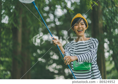 女性捕捉昆蟲 86924952