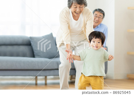 Senior woman playing with grandchildren 86925045