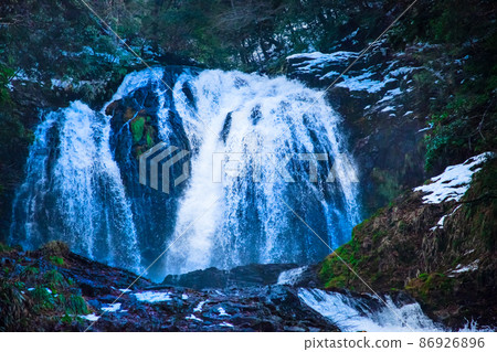 被選為百佳瀑布之一的八重瀧。請看壯觀的瀑布。島根縣 86926896