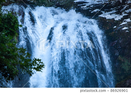 被選為百佳瀑布之一的八重瀧。請看壯觀的瀑布。島根縣 被選為百佳瀑布之一的八重瀧。請看壯觀的瀑布。島根縣 86926901
