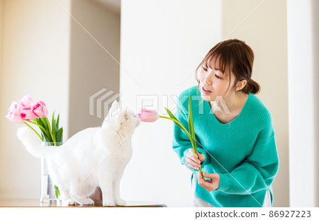 和貓一起生活的年輕女子 86927223
