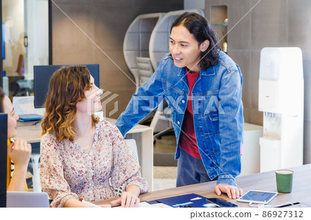 在辦公室開會的男女拍攝合作:WEEK Shibadaimon(Sun Frontier Fudousan) 在辦公室開會的男女拍攝合作:WEEK Shibadaimon(Sun Frontier Fudousan) 86927312