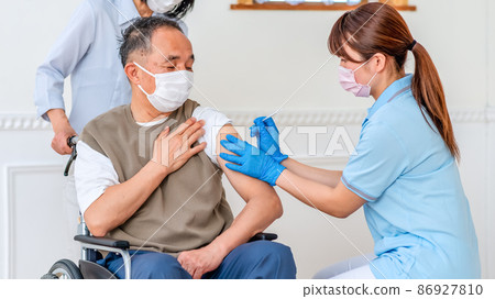 接種過冠狀病毒疫苗的男性 86927810