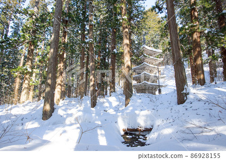 Haguroyama 五層塔在森林中壓倒性的存在 冬季風景 山形縣 86928155