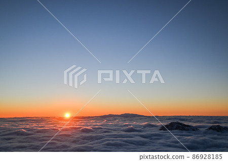 Kaga Hakusan and the setting sun over the sea of clouds Kaga Hakusan and the setting sun over the sea of clouds 86928185