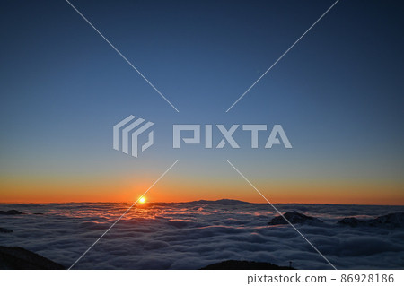 Kaga Hakusan and the setting sun over the sea of clouds Kaga Hakusan and the setting sun over the sea of clouds 86928186